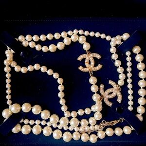 Absolutely beautiful authentic graduated pearl Chanel necklace